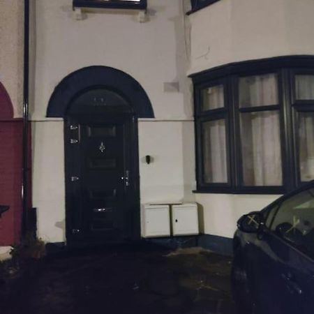 Home Away Barking 巴尔金 外观 照片