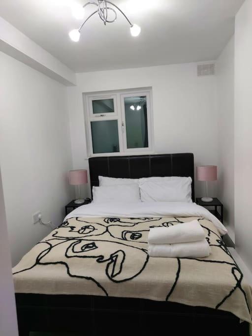 Home Away Barking 巴尔金 外观 照片